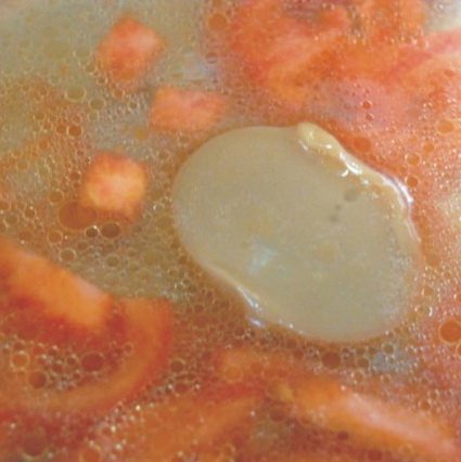 上汤有机花菜,把洗干净的有机花菜放在有盐有橄榄油的沸水中烫熟