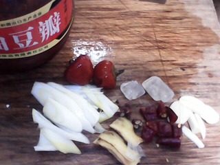 泡椒猪肝,利用泡猪肝的时间准备好调料。葱姜蒜切片，干辣椒切段。