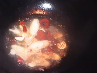 泡椒猪肝,热锅冷油，油热后倒入所有调料，炒出红油。