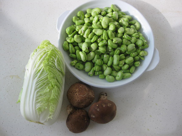 炒蚕豆,根据人数准备好适量的蔬菜