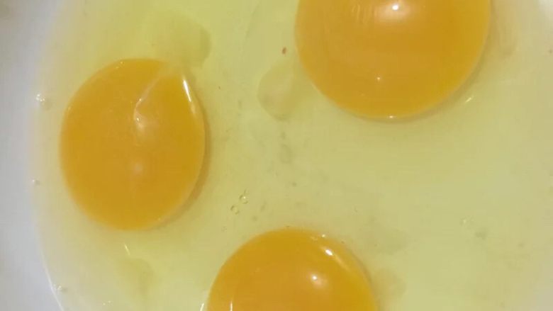 宝宝辅食果香牛奶鸡蛋羹,如图良心农人鲜鸡蛋三个洗净，打入容器中搅拌均匀