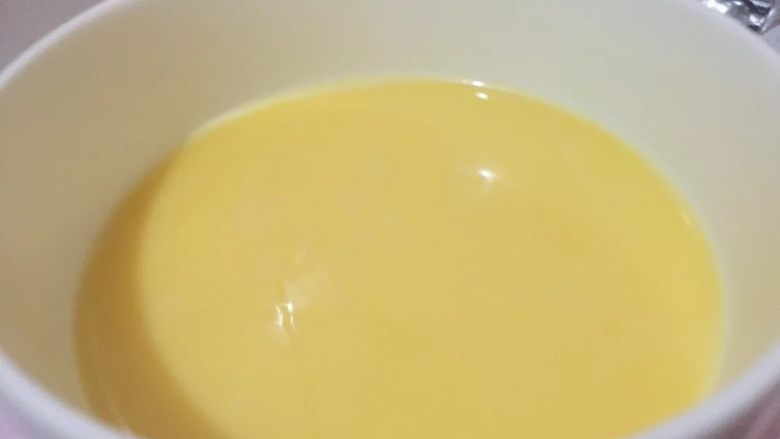 宝宝辅食果香牛奶鸡蛋羹,如图混合蛋液过筛，过滤掉气泡