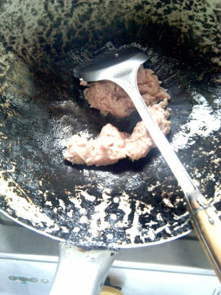 杂酱酸辣粉,煸炒变色的肉末加入五香粉，生抽继续煸炒。