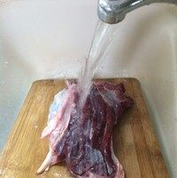 捞酱牛肉片,牛腱肉用流动的清水冲洗掉血污