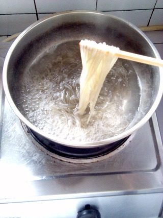 杂酱酸辣粉,锅里烧水，放入泡发好的粉条烫软，将烫软的粉条放入冷水过一下，然后在把粉条放入开水里煮至粉条透明时捞出放入碗里。