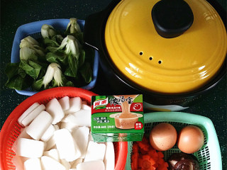 鸡蛋青菜年糕汤,将浓汤宝调料放入砂锅中
