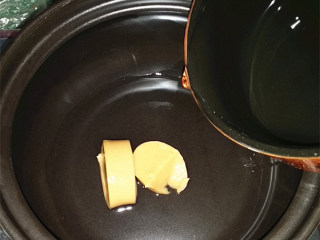 鸡蛋青菜年糕汤,倒入适量清水和香菇