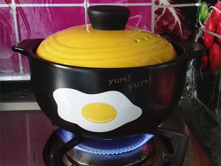 鸡蛋青菜年糕汤,加盖大火