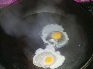 鸡蛋青菜年糕汤,另起锅水开后，敲入二个鸡蛋，小火煮熟后盛起