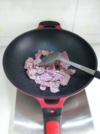 黑椒炒牛肉,锅里倒少许油烧热，放入牛肉片，入锅后要尽快用锅铲将牛肉划散。