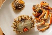 清蒸大螃蟹,用剪刀将螃蟹的8只脚和2个蟹钳剪下来。放凉后肉与蟹壳分开，很容易被顶出或吸出，所以要留到最后吃。