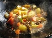 咖喱鸡块盖浇饭,之后倒进过了油的土豆和胡萝卜一起翻炒