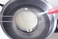 奶油小方,牛奶，淡奶油，椰浆和糖一起隔热水搅拌至糖融化