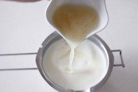 奶油小方,泡溶解的鱼胶粉隔热水溶化后倒入椰浆奶油混合物里一起拌均匀