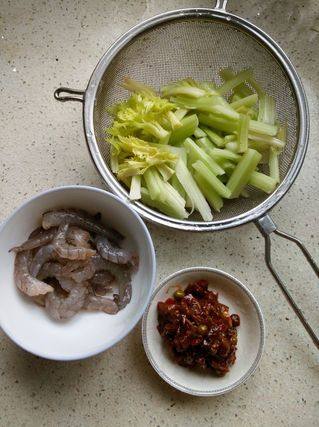 酱丁芹菜炒虾仁,备料好如图所用食材。