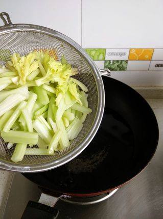 酱丁芹菜炒虾仁,锅里加水加细盐，将汤底煮开，将芹菜下锅焯制一下备用。
