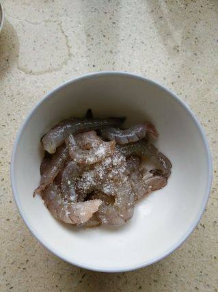 酱丁芹菜炒虾仁,将虾仁用细盐搓洗，再冲洗好控水。