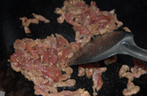 仔姜炒牛肉丝,锅内放一匙油，烧热后，下牛肉快速翻炒到肉丝变白出锅，牛肉不一定要炒到全熟，略带生即可。