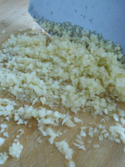 自制湖南剁辣椒,晾干水分的大蒜切碎末。