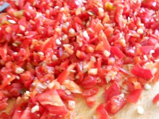 自制湖南剁辣椒,晾干水分的新鲜红辣椒切碎。