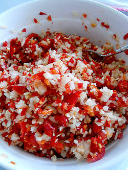 自制湖南剁辣椒,将切好的蒜末、姜、红辣椒放入一大干净无水分的容器中，加入适量盐，白酒搅拌均匀。