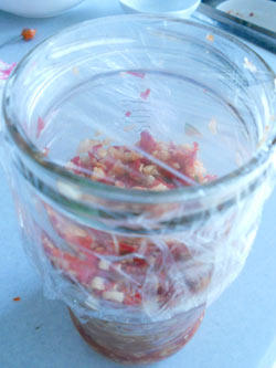 自制湖南剁辣椒,将拌好的辣椒装入玻璃瓶（或坛）中，用保鲜膜封好，放入冰箱冷藏室或阴凉干燥处保存即可。