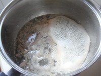 核桃黑豆炖猪腰,烧小锅开水，把腌好的猪腰放入并进行飞水处理。