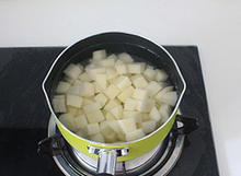 孜然土豆,开一小锅水，水开后加一点点盐（分量外）进去，然后下土豆丁煮1-2分钟后捞出控水。