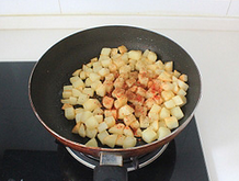孜然土豆,下孜然粉、辣椒粉翻炒均匀。