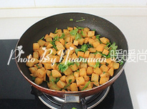 孜然土豆,放切好的香菜段，拌匀即可关火食用。