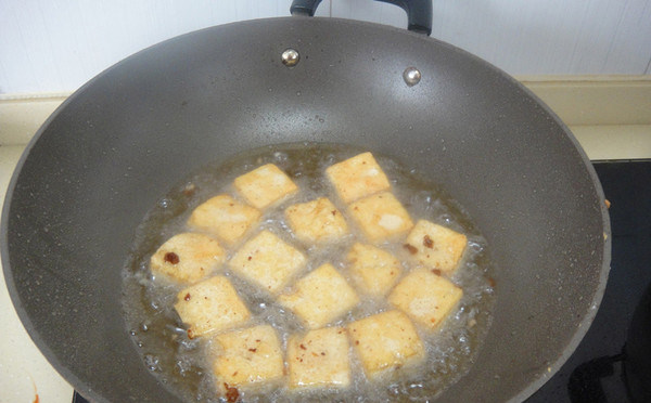 上海油炸臭豆腐,5分热下入臭豆腐