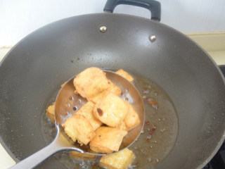 上海油炸臭豆腐,等油温升高后再一次入锅炸至金黄色捞起控油