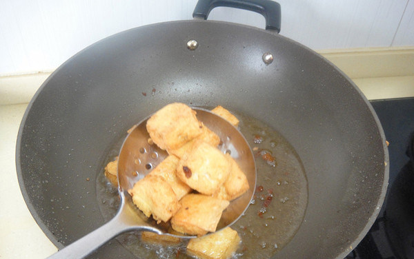上海油炸臭豆腐,等油温升高后再一次入锅炸至金黄色捞起控油