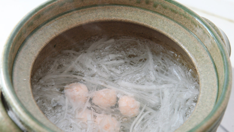 虾丸萝卜汤 ,加入虾丸，小火慢炖15分钟左右。