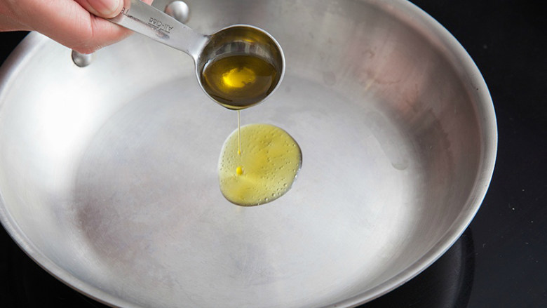 橄榄油煎牛排,锅内放入橄榄油