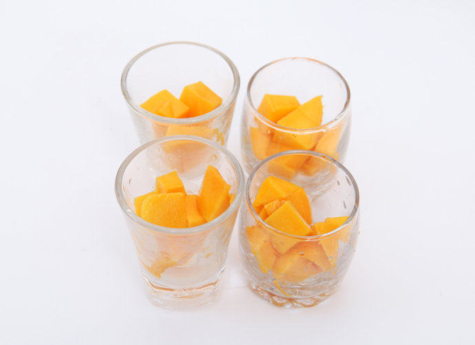 芒果水晶果冻,将切好的芒果粒倒入杯子中。