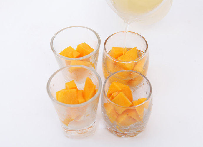 芒果水晶果冻,倒入事先冷却好的吉利丁粉溶液，没过芒果粒，放入冰箱冷冻3小时即可。