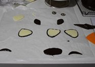 熊出没立体巧克力奶油蛋糕,黑色巧克力约50克同方法融化，做眉毛，鼻子，眼睛，耳朵，嘴巴