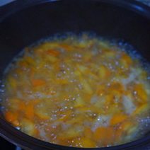金桔酱,大火烧开后转中小火熬制至变的浓稠，不停搅拌，以防止粘锅和糊底