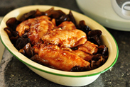 黑木耳蒸鸡翅,把腌好的鸡翅摆放在黑木耳上面，余下的所有腌汁都淋在表面