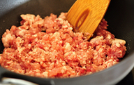 碎米芽菜肉臊面,锅里放一些油，油热后把猪绞肉放进去慢慢煸炒至变色