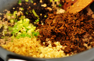 碎米芽菜肉臊面,然后放入姜末，蒜末，葱末，豆豉末，芽菜