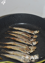 香煎椒盐多春鱼,中火，两面煎至焦黄。