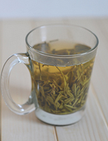 龙井茶香虾,泡一杯稍浓点的龙井茶。