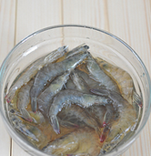 龙井茶香虾,把泡好的茶滤出茶汁，加一小勺盐，把处理好的虾放入浸泡二三十分钟，去腥入味。