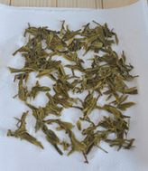 龙井茶香虾,把滤出的茶叶用厨房纸巾吸干水份备用。