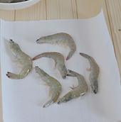 龙井茶香虾,把泡好茶水的虾捞出沥干，用厨房纸巾吸干水份。