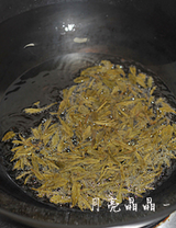 龙井茶香虾,锅中倒入稍多量的油，在低油温的时候放入茶叶，中火炸。