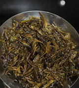 龙井茶香虾,炸到茶叶发脆，捞出沥油备用。