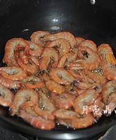 龙井茶香虾,把锅中油温升高，倒入虾，大火炸到虾壳发脆。